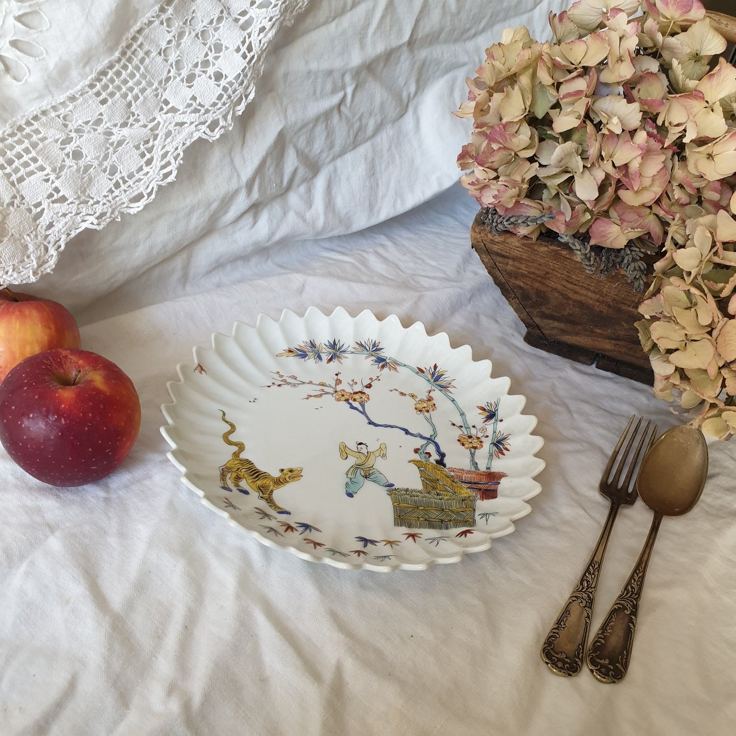 Haviland Limoges plate for the Metropolitan Musuem of Art, a 20th C reproduction of a soft-past porcelain plate Mennecy c1735