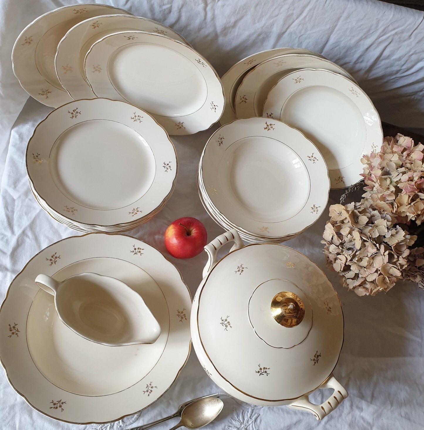 Vintage Villeroy & Boch 25 pc Mettlach dinner service ivory ironstone, gold leaf floral / foliate design, 10 place setting + serving dishes