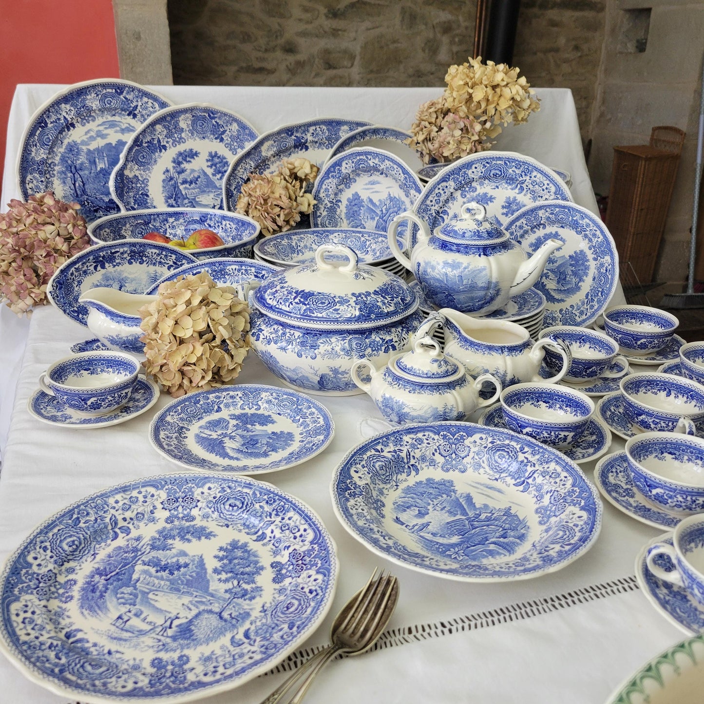 Large 84pc dinner service, blue and white vintage 12 to 24 place set, Villeroy and Boch Germany 'Burgenland' excellent cond, wedding gift