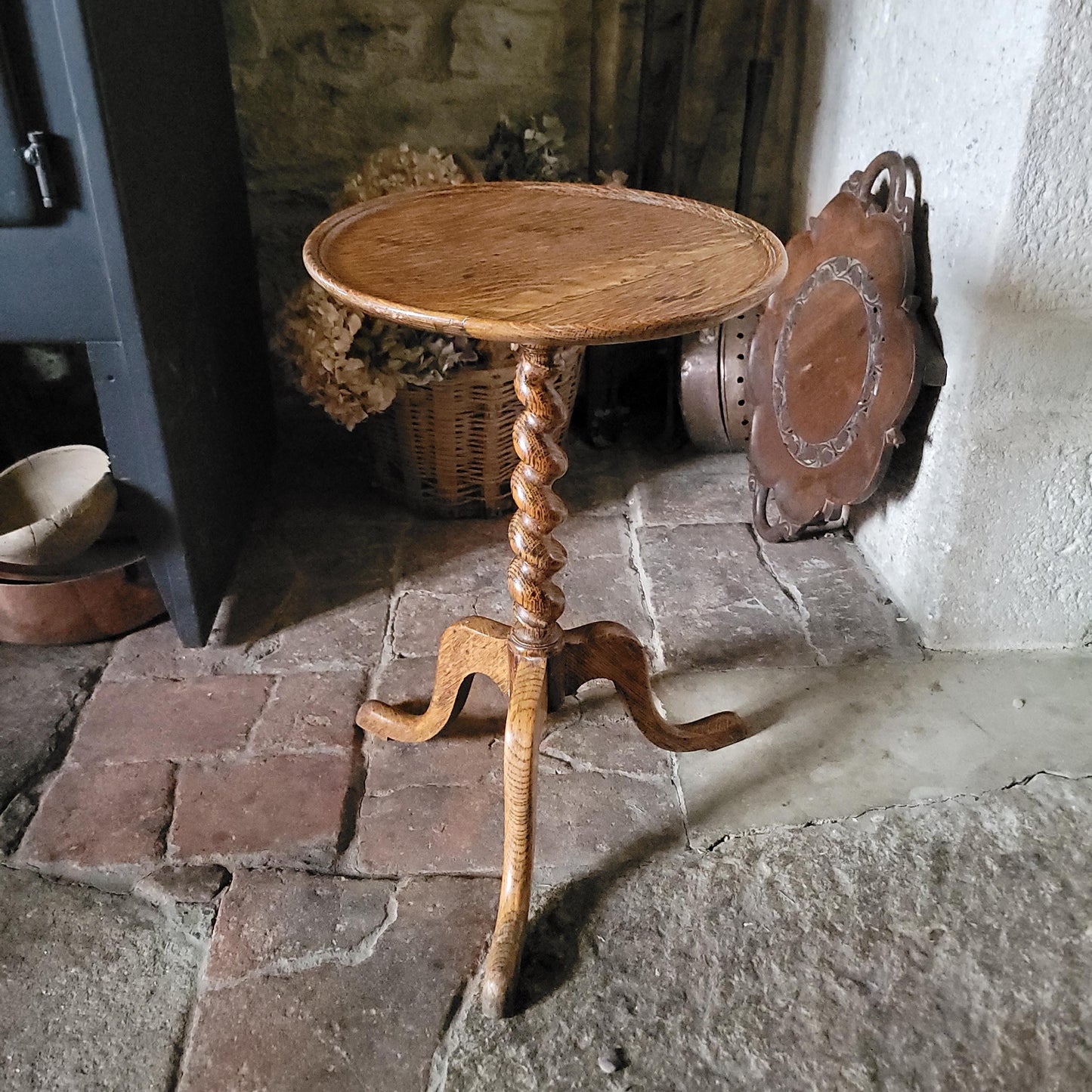 Antique French Oak Side Table with Twisted Stem, Tripod Foot and Round Top, c.1890