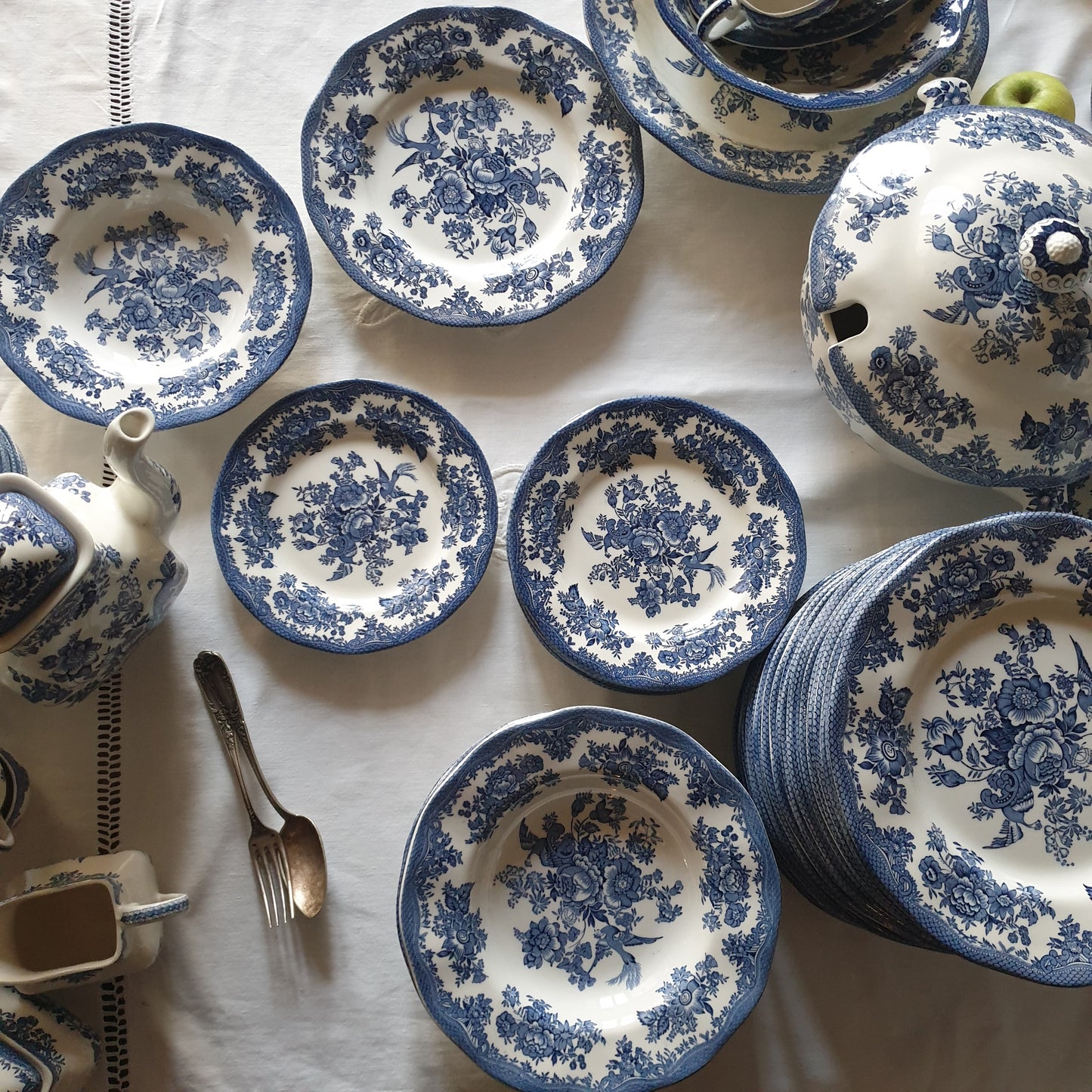 English ironstone vintage dinner set & coffee service, 12-24 places blue transferware, excellent cond. Asiatic Pheasants Enoch Wedgwood