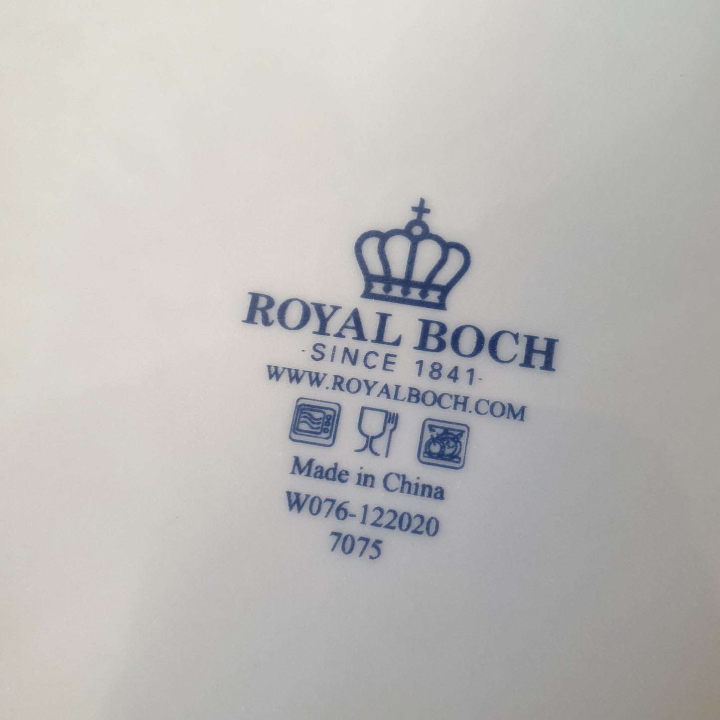 Set of 4 Royal Boch vintage 'blue onion' ironstone side plates in blue and white, by Royal Boch