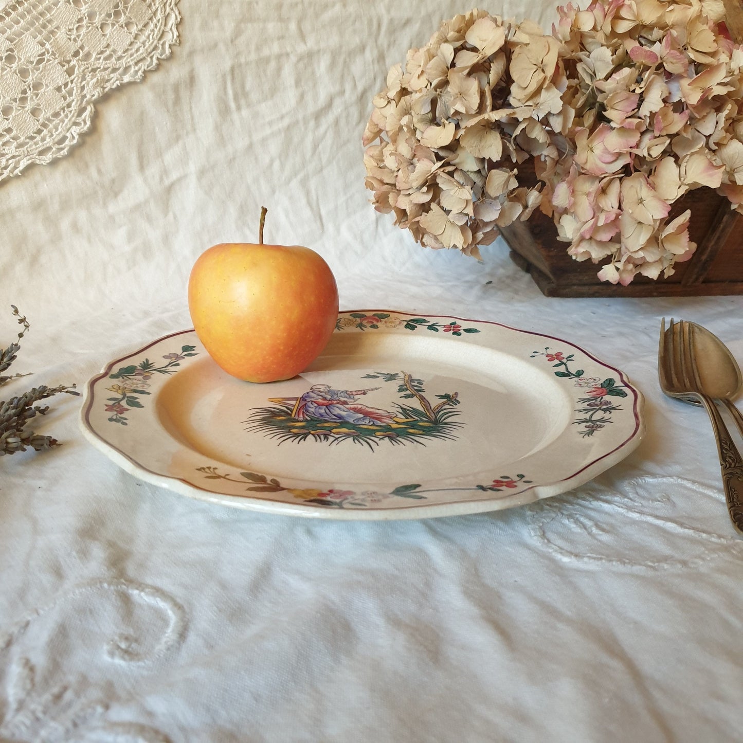 Antique Wedgwood hand painted plate c1913 Chinoiserie / Apprey motif, gentle patina, Staffordshire pottery