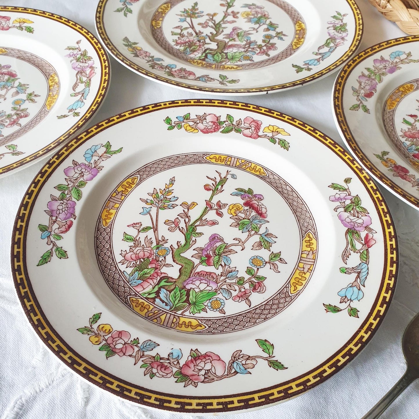 SET 14 Vintage Staffordshire plates, Indian Tree pattern by Washington c1950. Hand painted. Small set of plates for full service for 2.