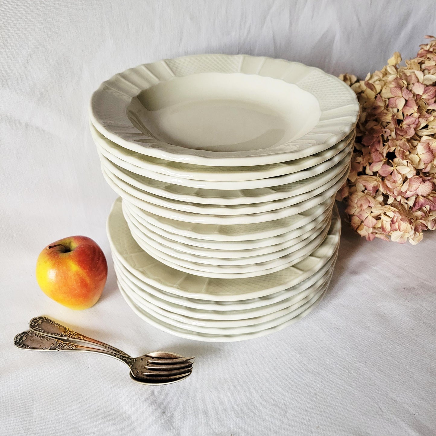 Vintage Limoges Porcelain Dinner Set: 6 places, Cream White Embossed Basket Weave, B & C Bernardaud France