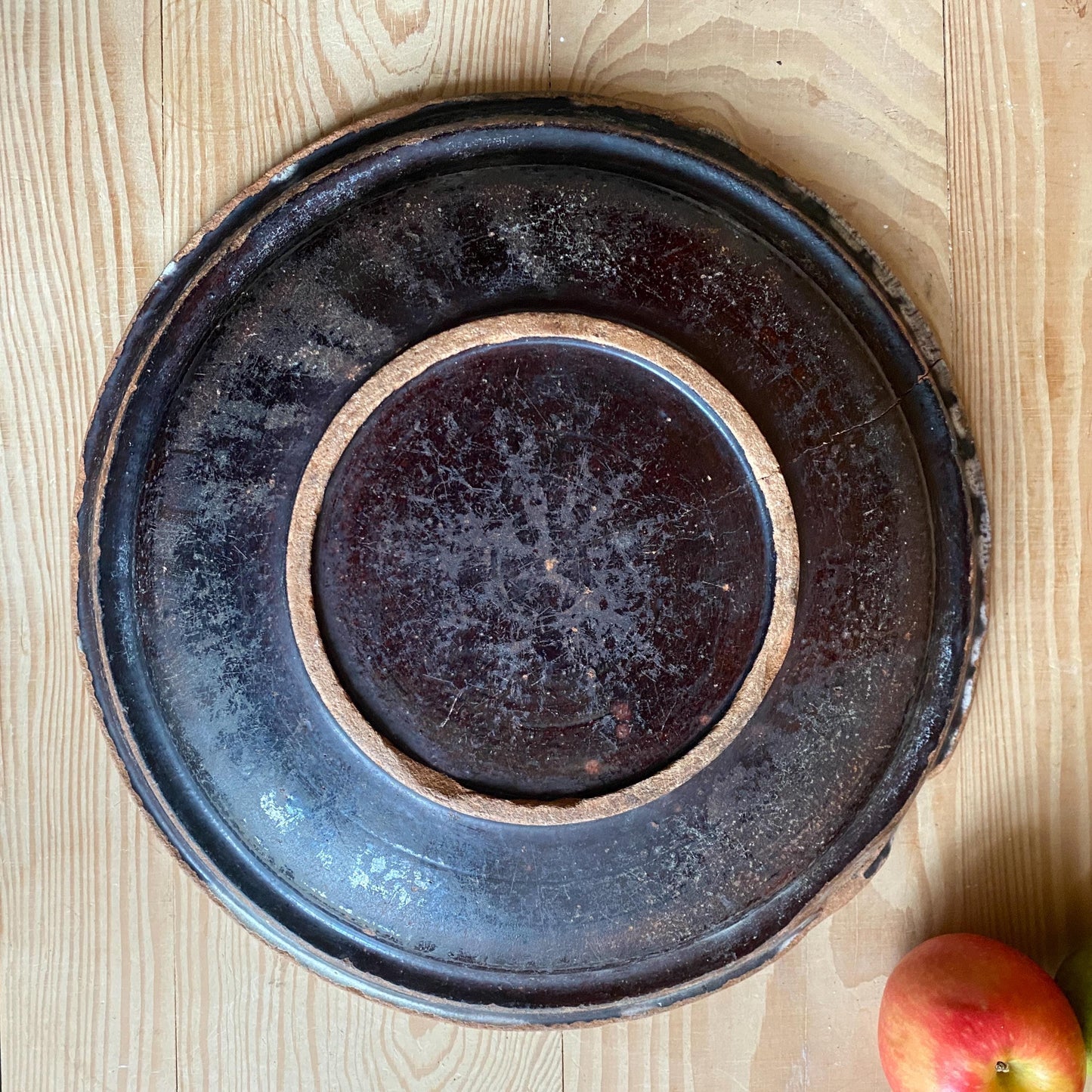 Early Cul Noir Shallow Bowl Platter with Polychrome Chinoiserie Scene, Rouen / Nevers, France c.1800-1840