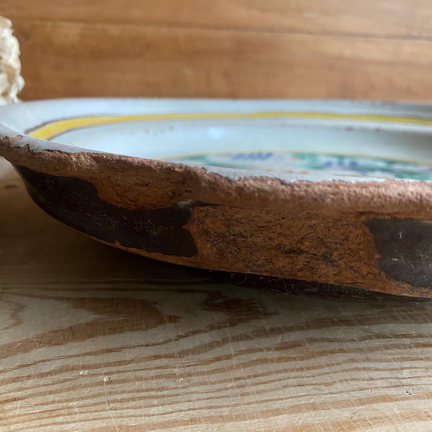 Early Cul Noir Shallow Bowl Platter with Polychrome Chinoiserie Scene, Rouen / Nevers, France c.1800-1840