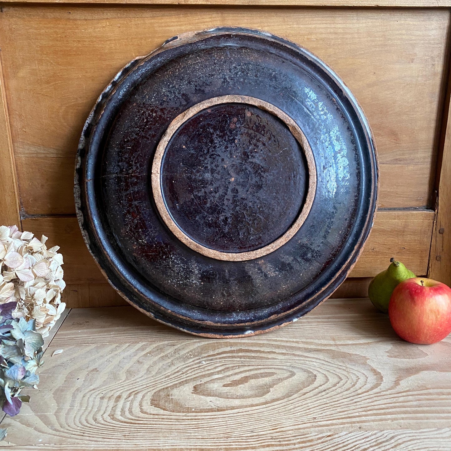 Early Cul Noir Shallow Bowl Platter with Polychrome Chinoiserie Scene, Rouen / Nevers, France c.1800-1840