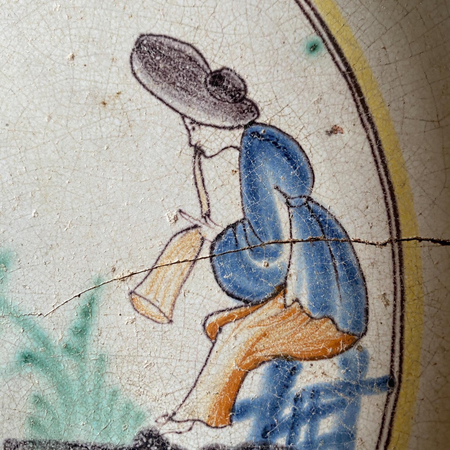 Early Cul Noir Shallow Bowl Platter with Polychrome Chinoiserie Scene, Rouen / Nevers, France c.1800-1840