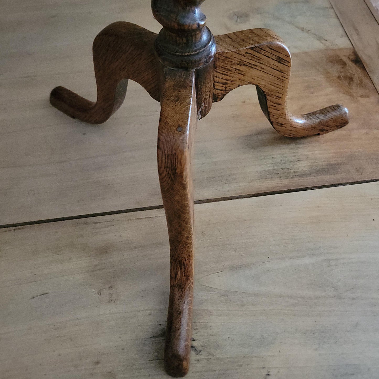 Antique French Oak Side Table with Twisted Stem, Tripod Foot and Round Top, c.1890