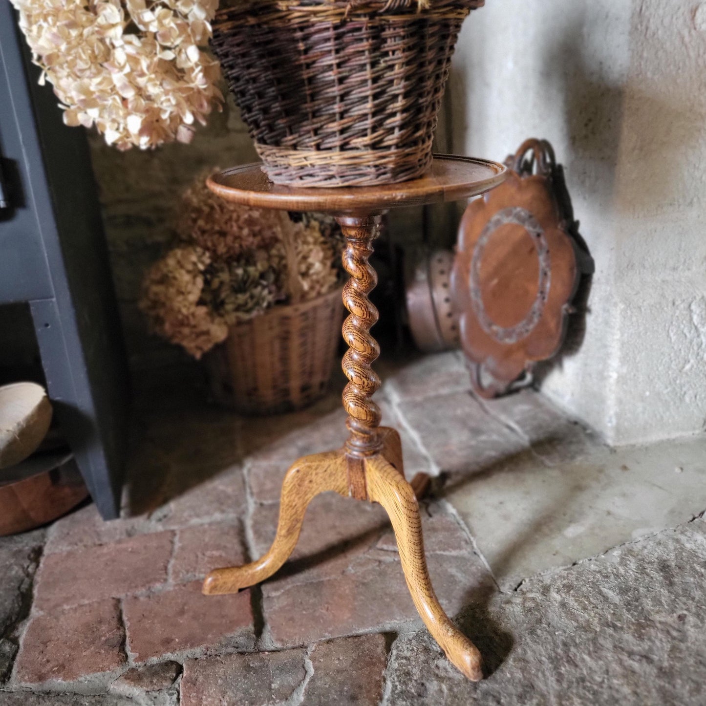 Antique French Oak Side Table with Twisted Stem, Tripod Foot and Round Top, c.1890