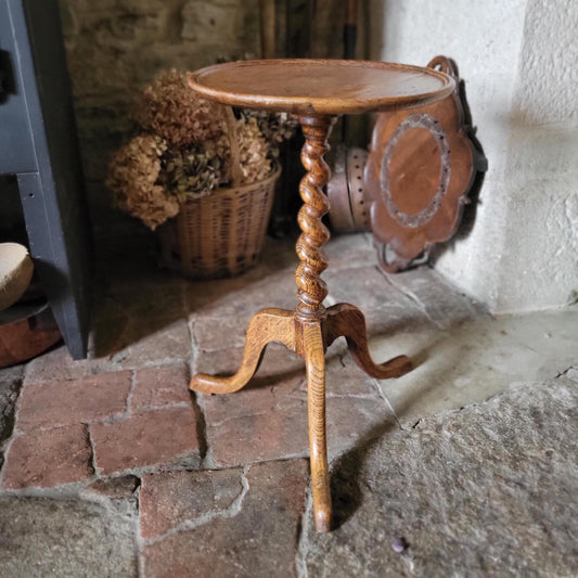 Antique French Oak Side Table with Twisted Stem, Tripod Foot and Round Top, c.1890