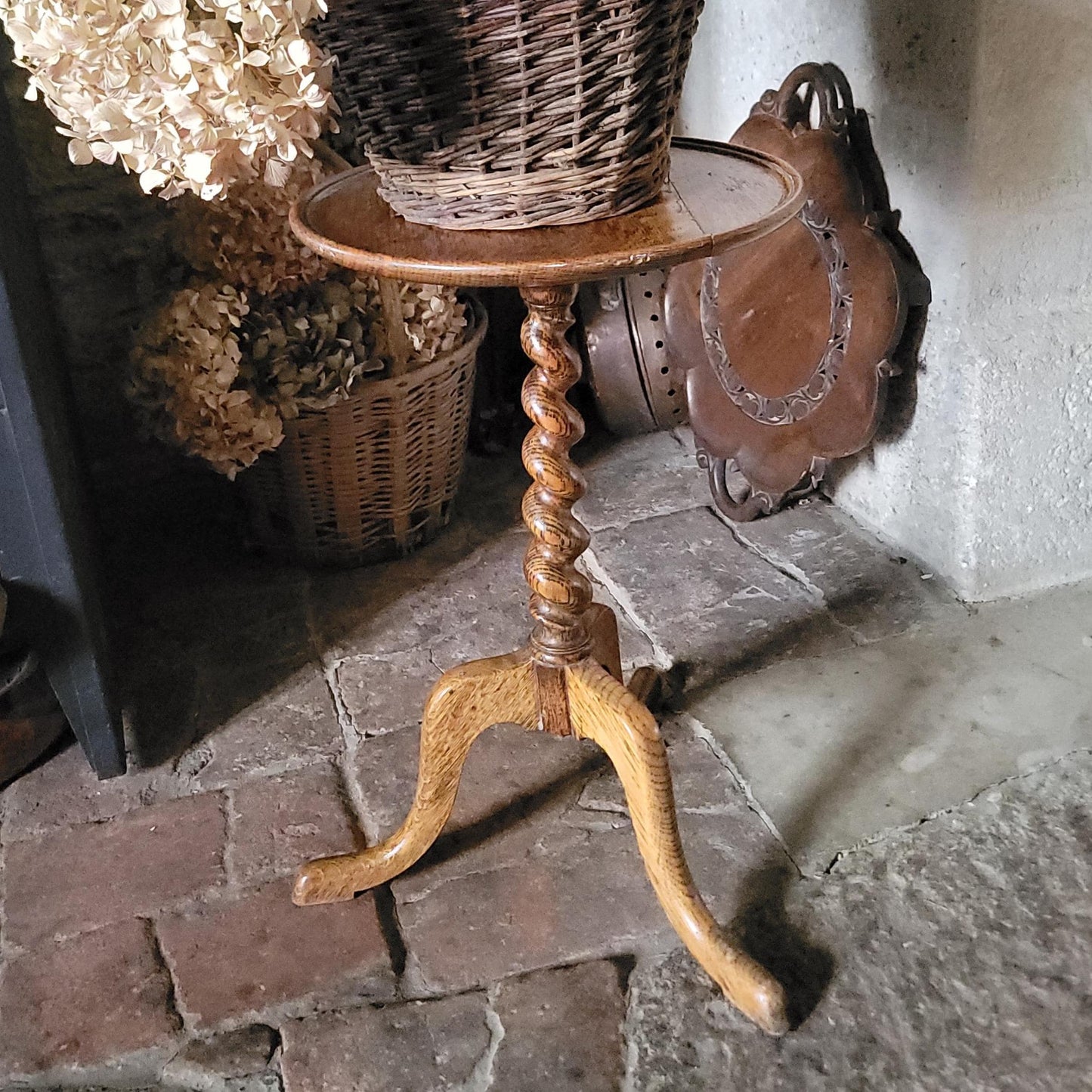 Antique French Oak Side Table with Twisted Stem, Tripod Foot and Round Top, c.1890