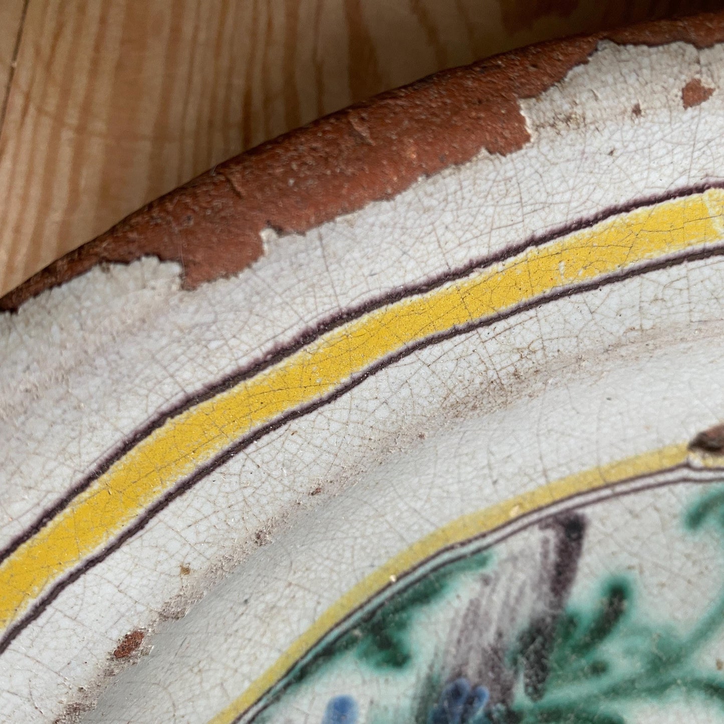 Early Cul Noir Shallow Bowl Platter with Polychrome Chinoiserie Scene, Rouen / Nevers, France c.1800-1840