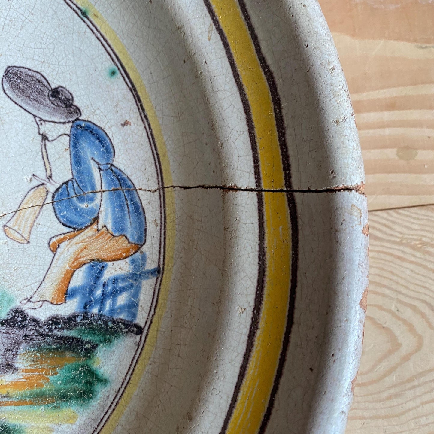 Early Cul Noir Shallow Bowl Platter with Polychrome Chinoiserie Scene, Rouen / Nevers, France c.1800-1840