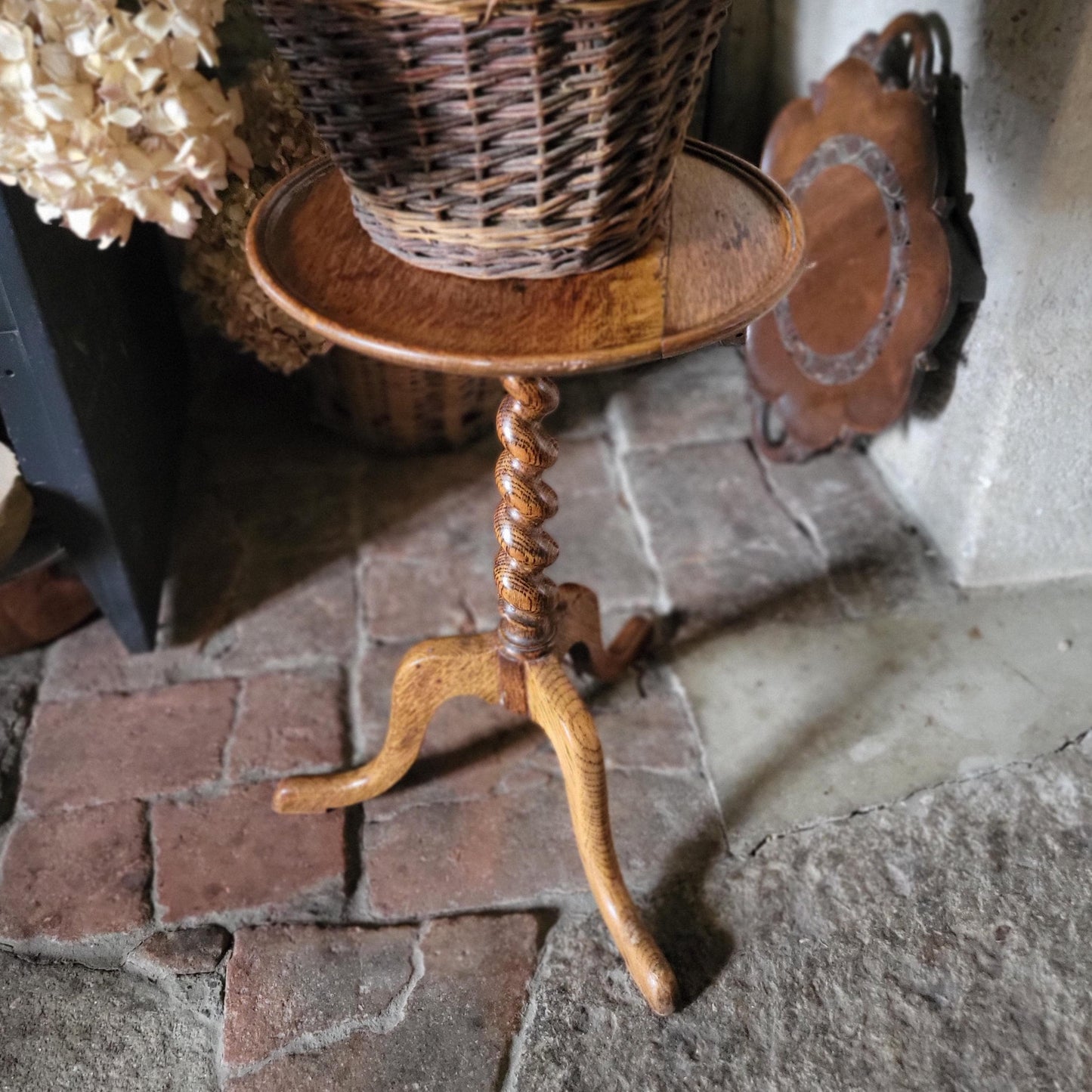 Antique French Oak Side Table with Twisted Stem, Tripod Foot and Round Top, c.1890